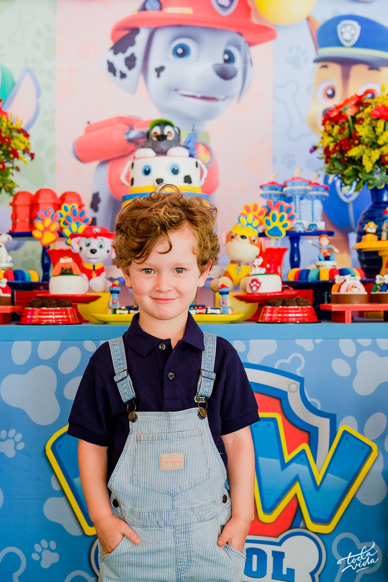 retrato do aniversariante sapeca em frente a mesa
