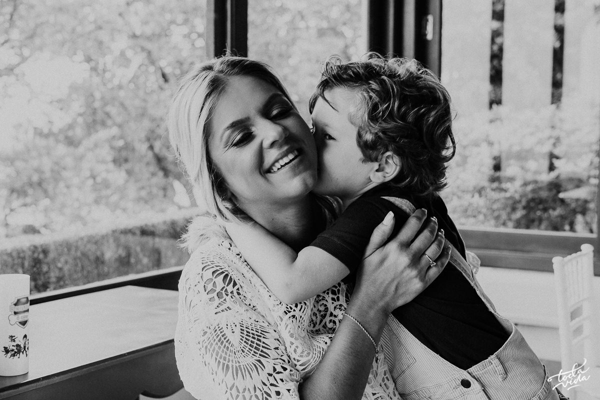 retrato preto e branco do Bernardo beijando a mamãe no seu aniversário de 4 anos