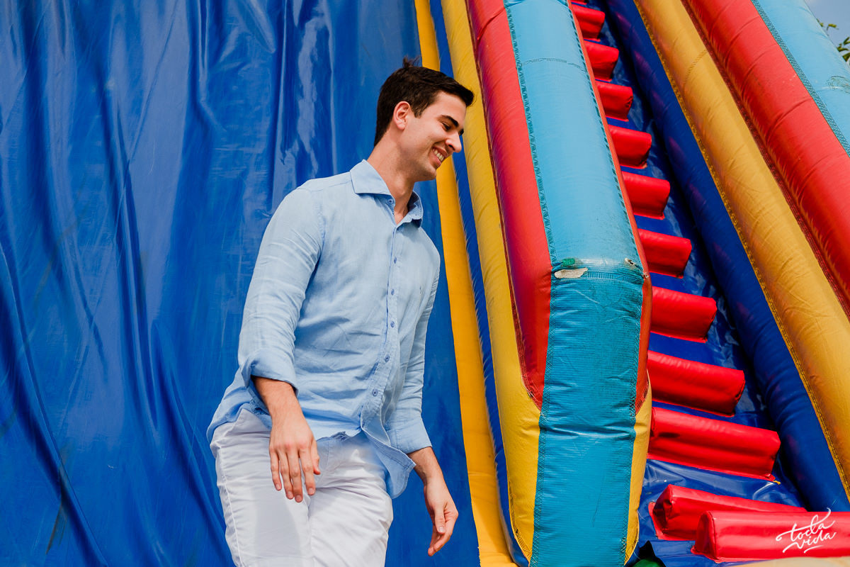 pai Eduardo brincando com o filho no escorregador