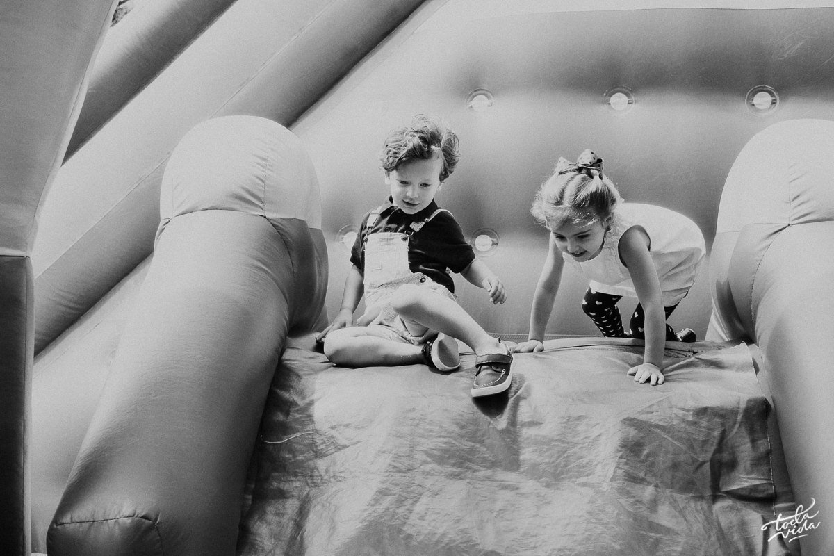 Bernardo e sua amiga se preparam para descer no escorregador brincando na festa em São José