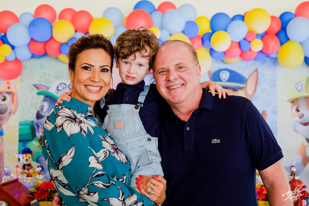 retrato com os avós na decoração Patrulha Canina da festa infantil de 4 anos