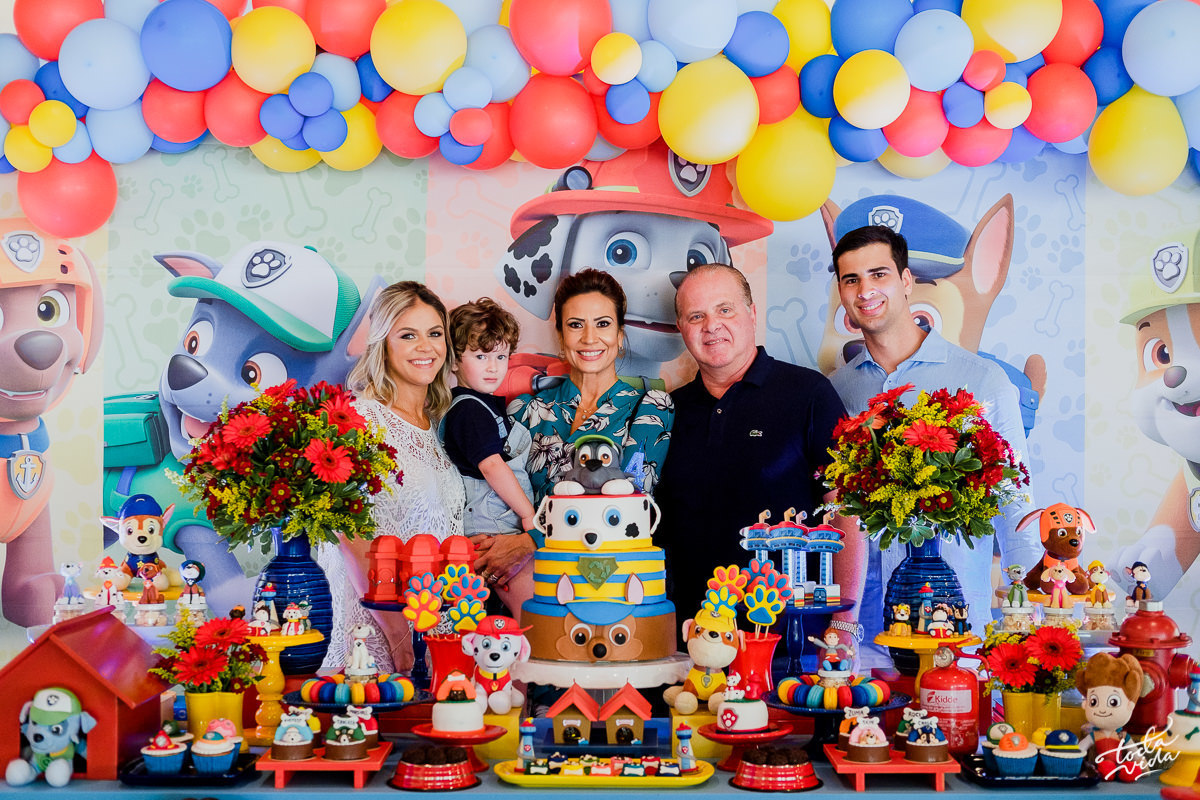 retrato com os avós e os pais na decoração Patrulha Canina da festa infantil de 4 anos
