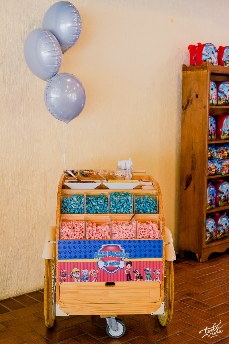 carrinho gourmet leleland personalizado na festa de aniversário do Bernardo
