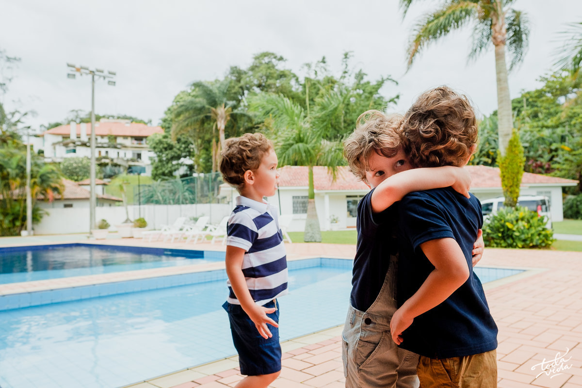 Bernardo abraçando o amigo convidado da sua festa de aniversário