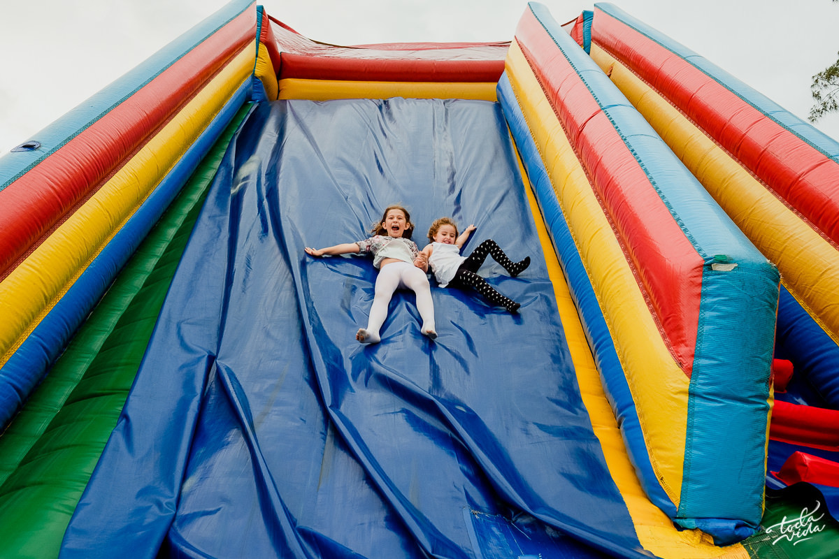 crianças se divertindo descendo o escorregador