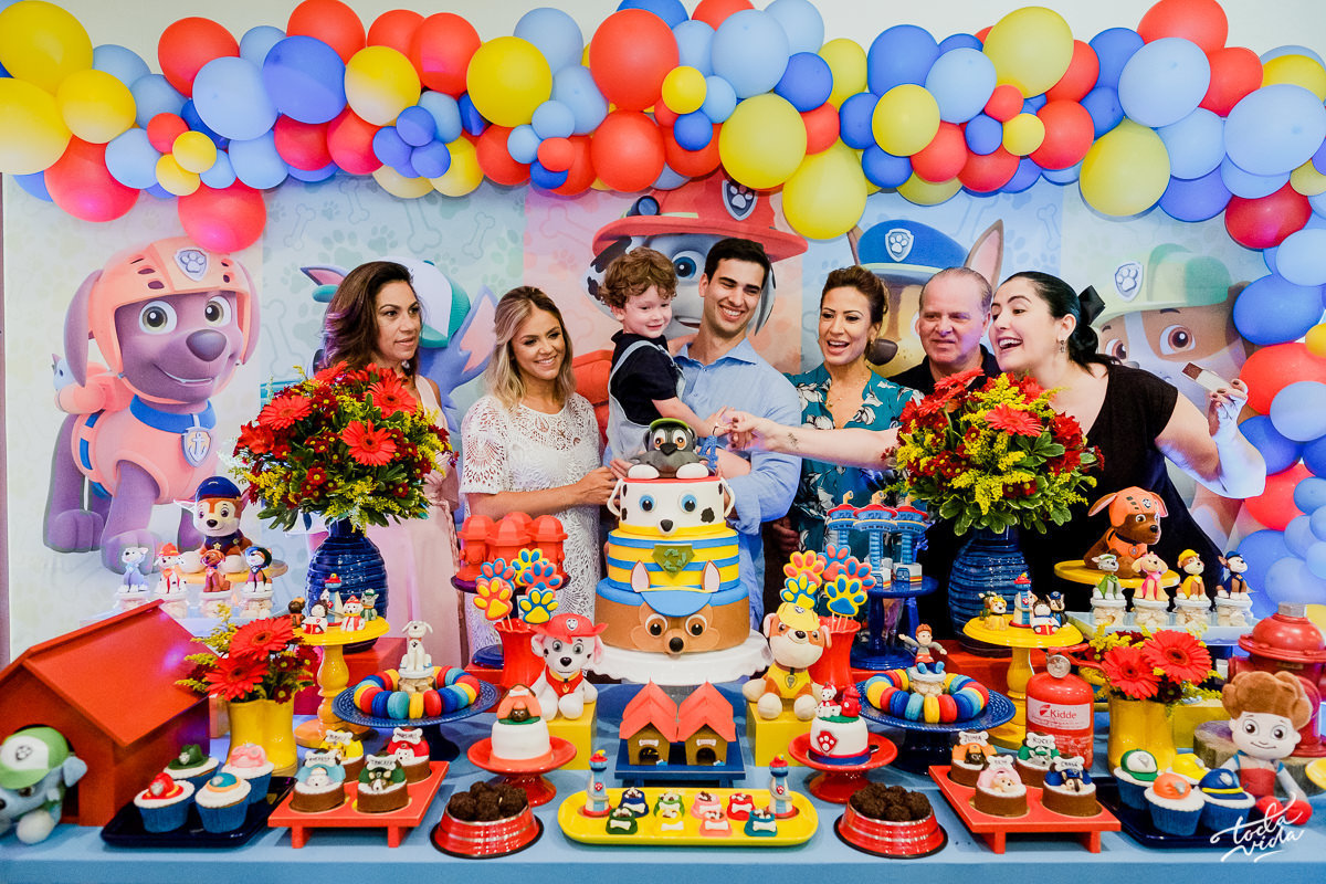 acendendo a vela para cantar o parabéns para o Bernardo 4 anos