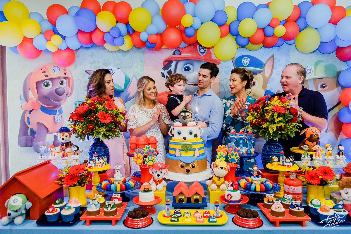 família toda cantando os parabéns para o Bernardo em seu quarto aniversário