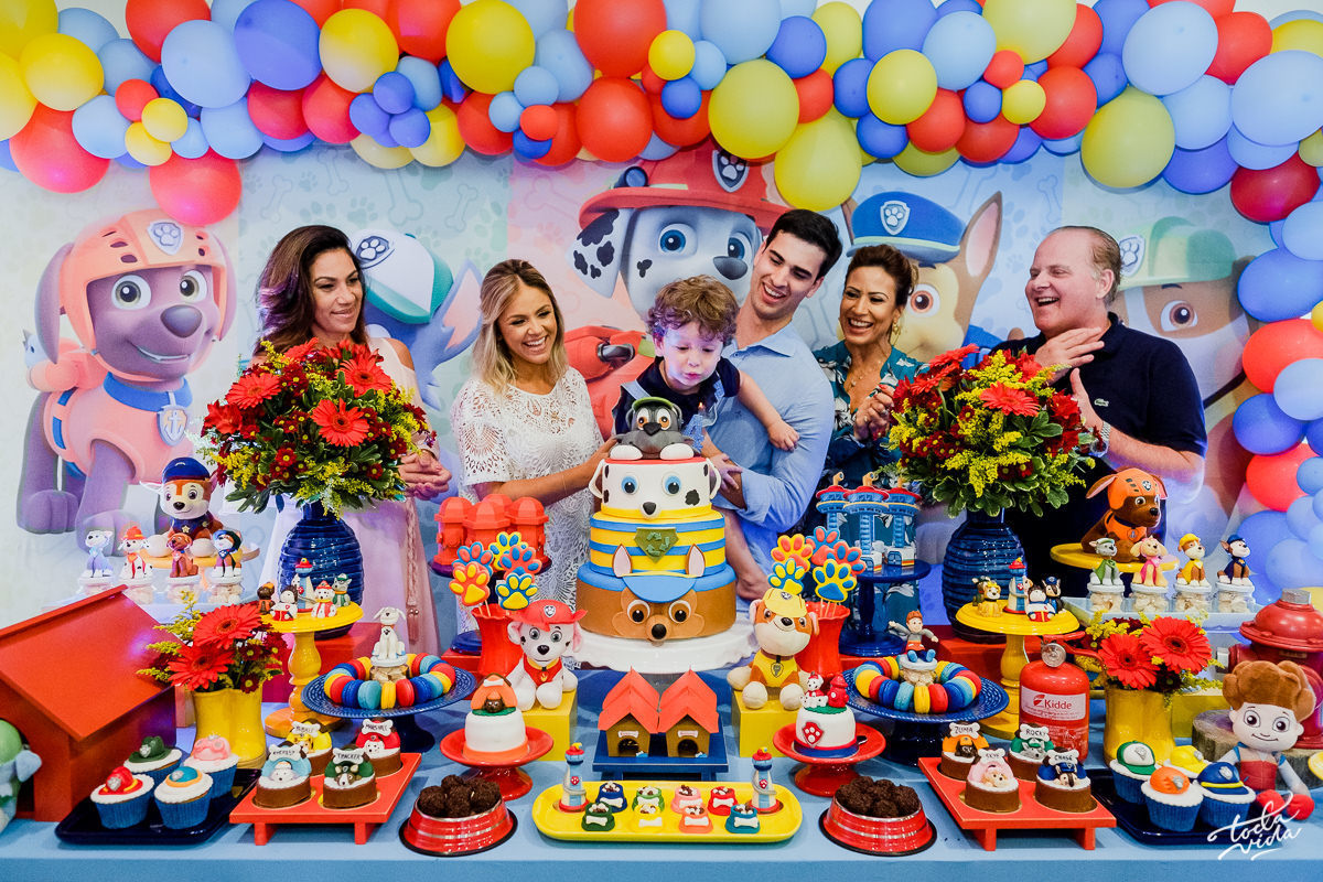 família toda reunida na hora dos parabéns dos 4 anos do Bernardo - aniversário infantil na grande Florianopolis
