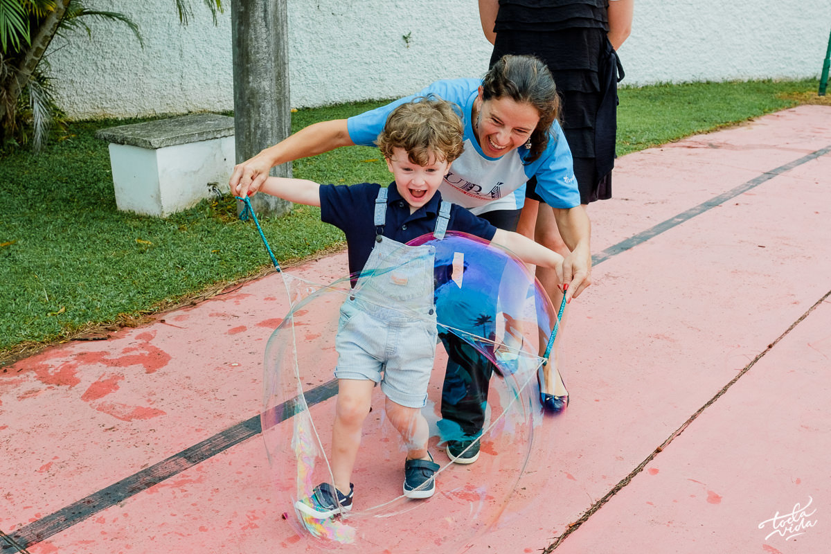 brincando de fazer bolha de sabão no seu aniversário infantil de 4 anos na Ponta de Baixo São José Santa Catarina