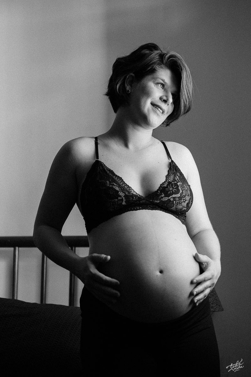 retrato preto e branco da gestante Glaucia em ensaio de grávida em casa