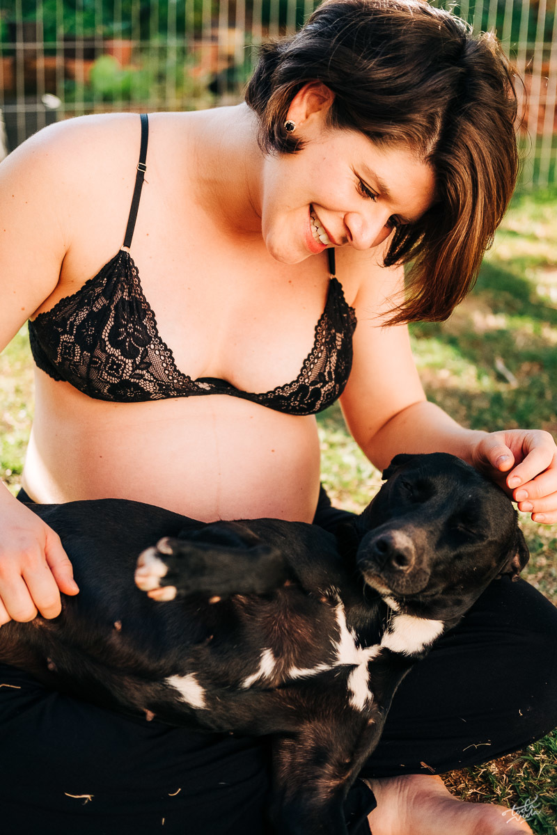 fotografia em casa com cachorro no quintal. ensaio gestante do seu jeito