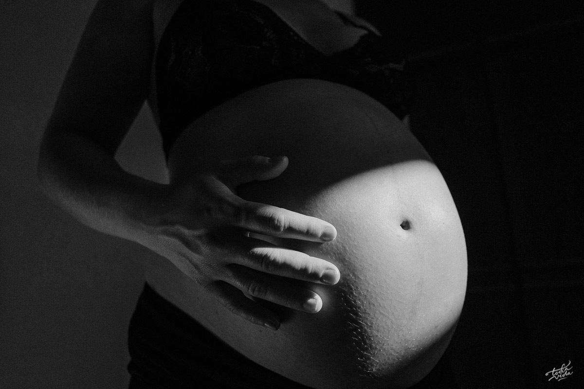 detalhe da barriga gestando e crescendo a família Bohusch Cardoso