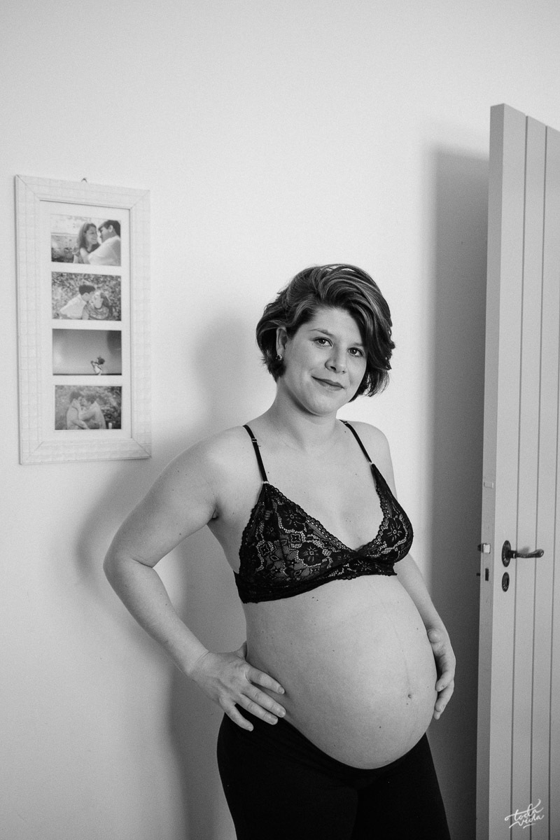 retrato preto e branco da grávida Gláucia a espera do seu filho Gabriel