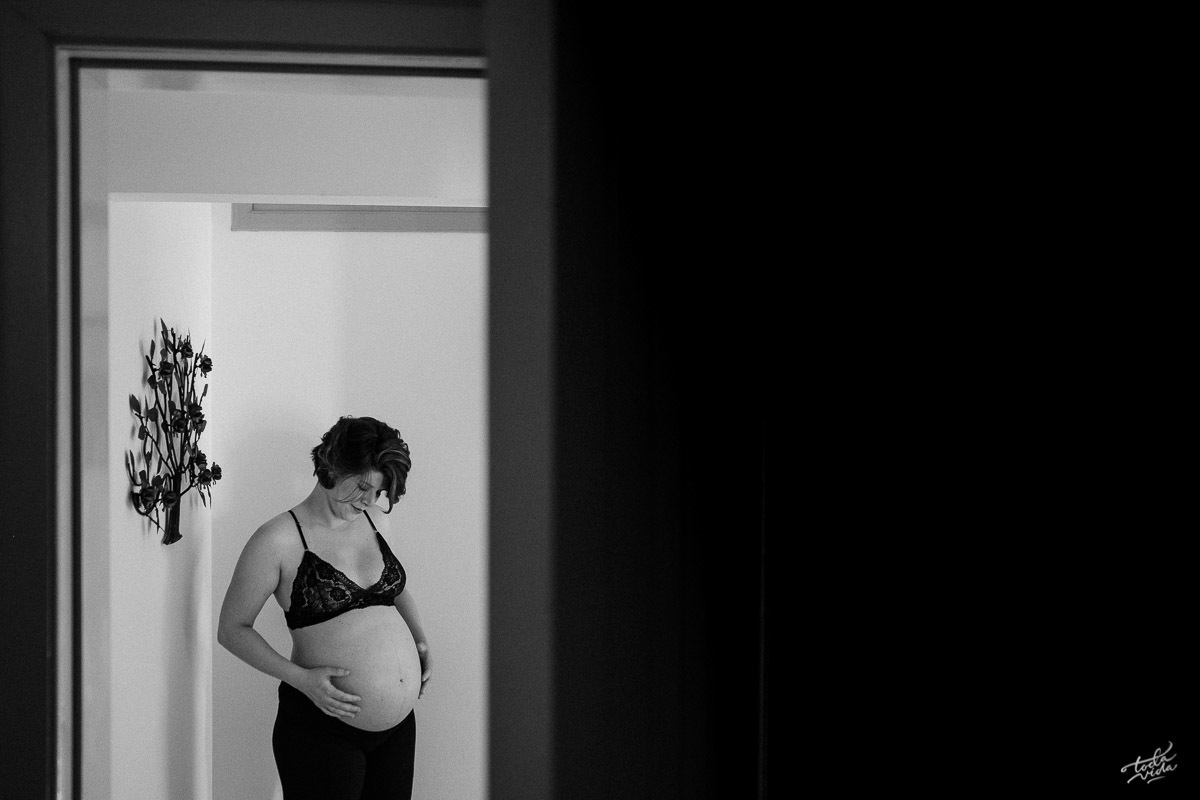 retrato preto e branco da gestante Glaucia em casa