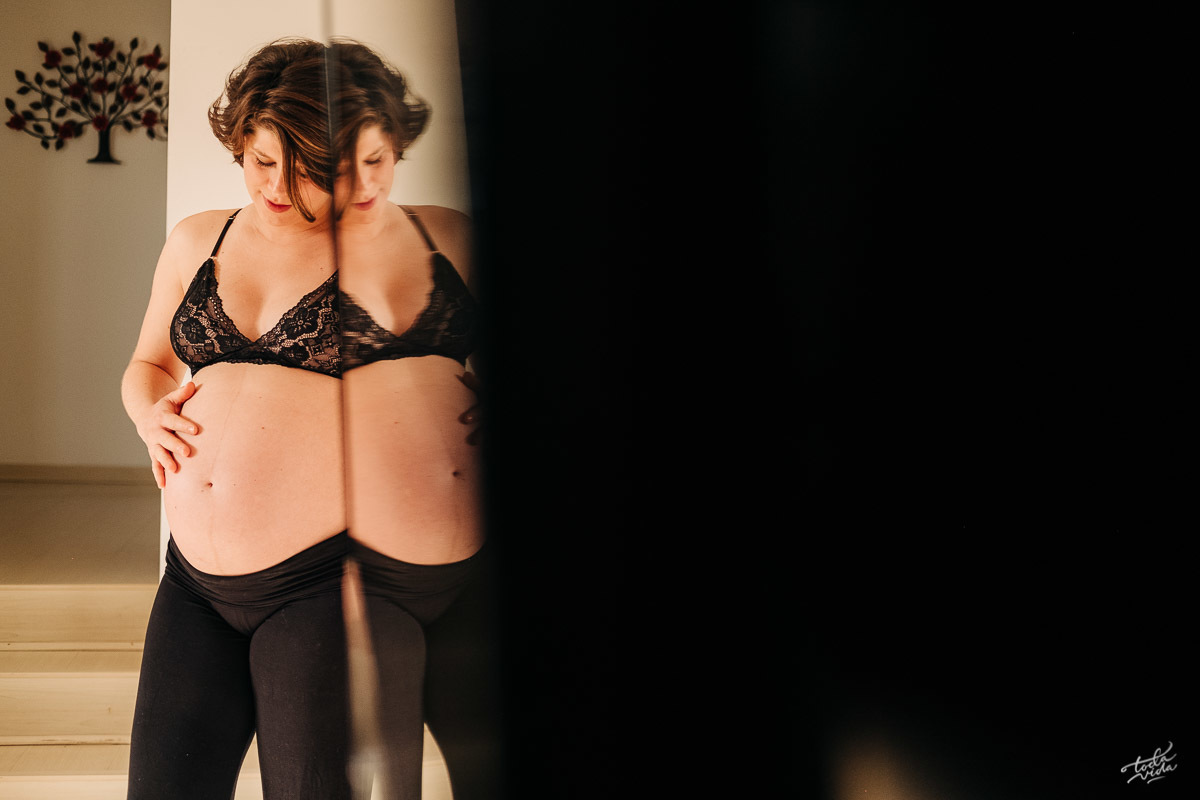 reflexo da gestante em ensaio em casa