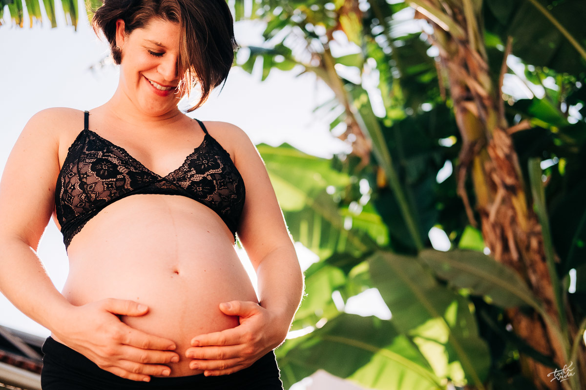 sessão fotográfica gestante lingerie em casa em Floripa no quintal com pé de bananeira