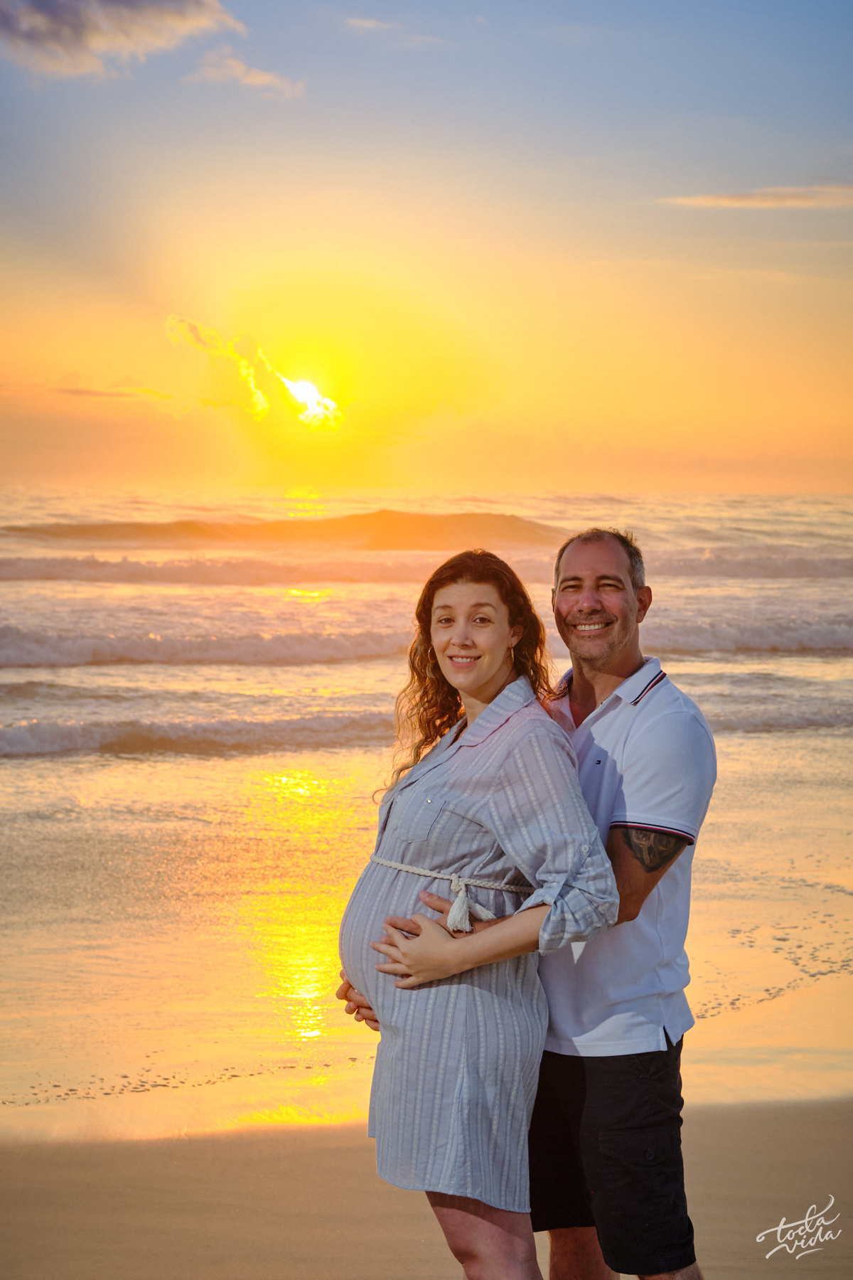retrato do casal gestante na praia Brava em Floripa sessão fotográfica de grávida