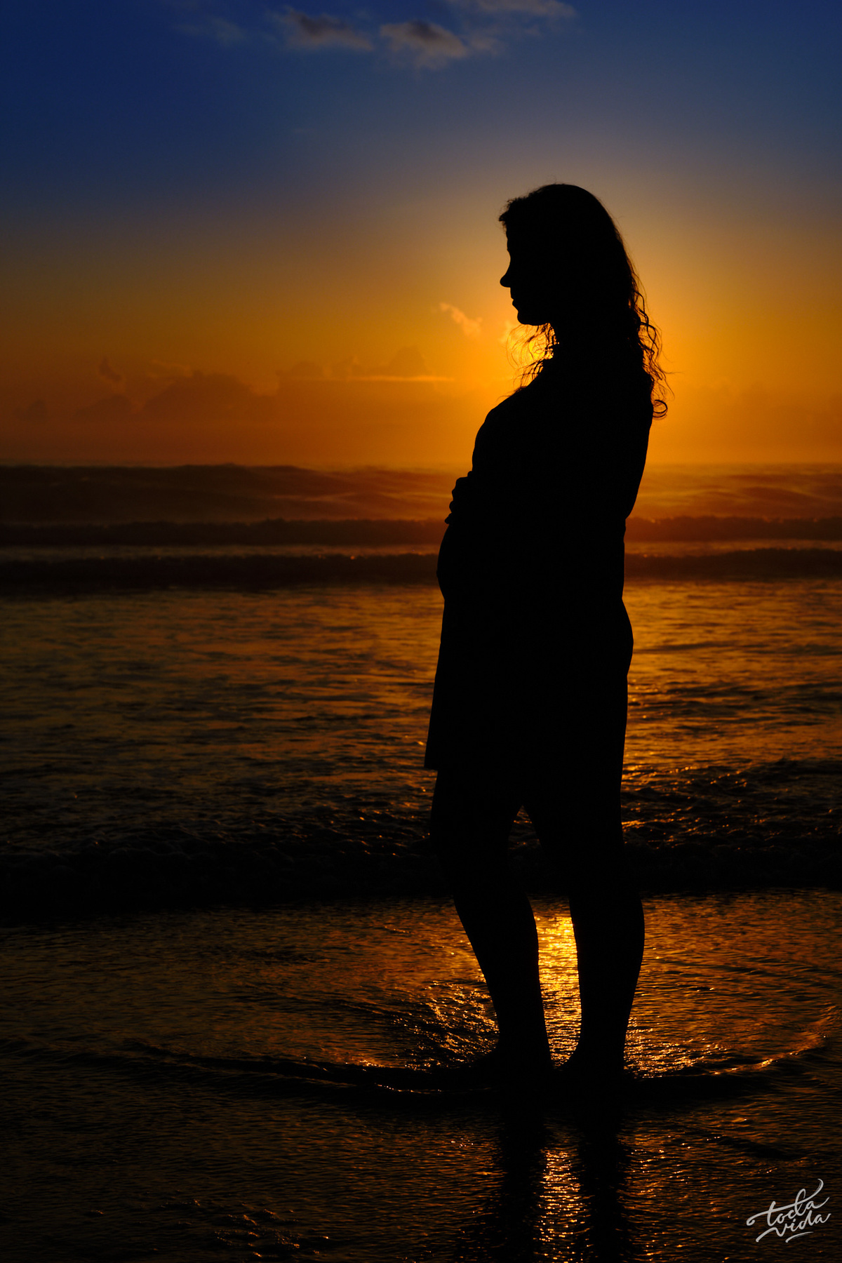 silhueta da gestante Nadia na Praia Brava logo ao amanhecer na Ilha da Magia