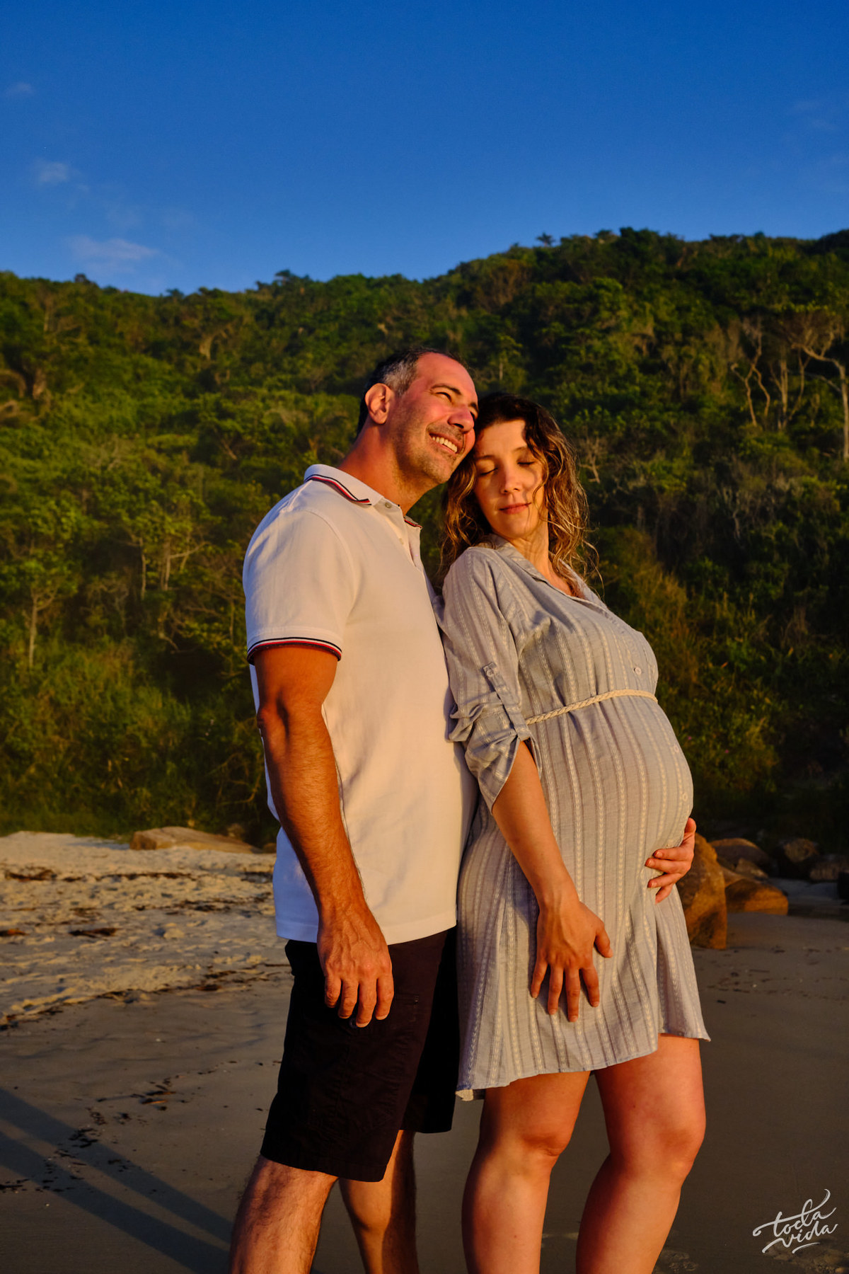 retrato do casal no chamego com a luz dourada do amanhecer banhando o rosto