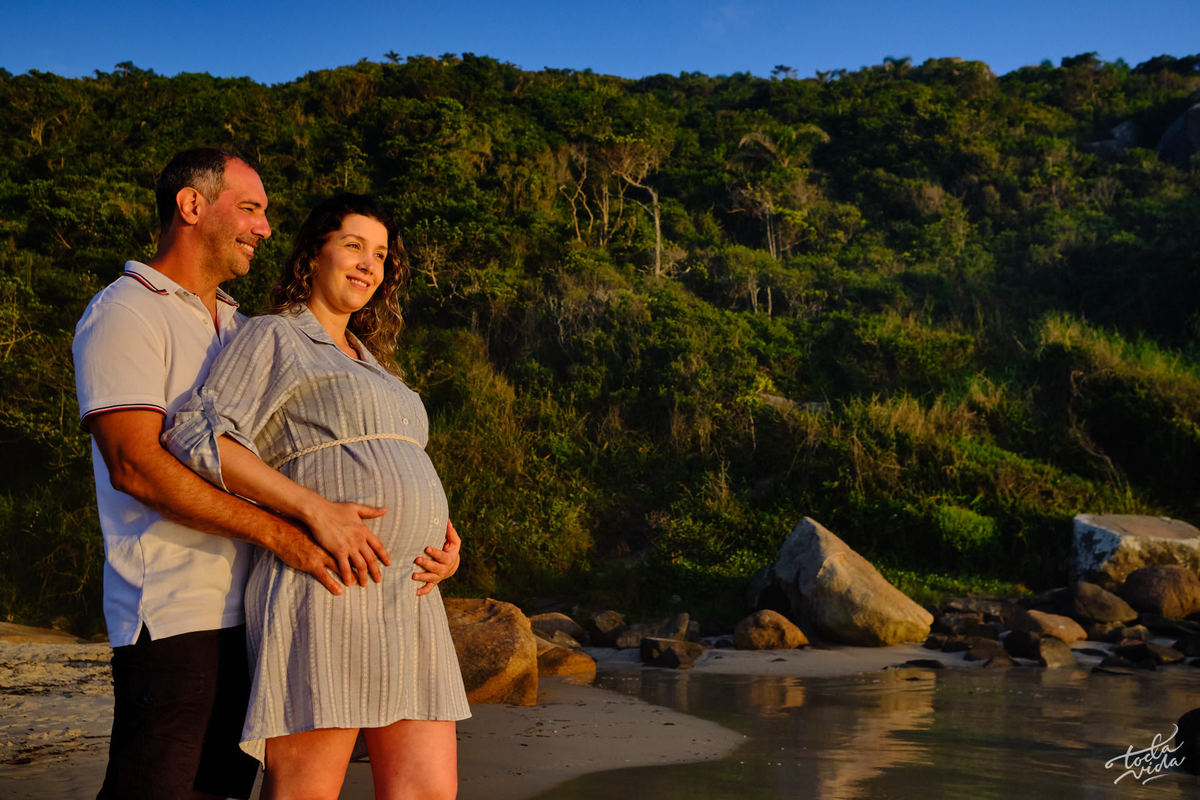 fotografia de grávida na praia Brava de manhã cedo em Florianopolis