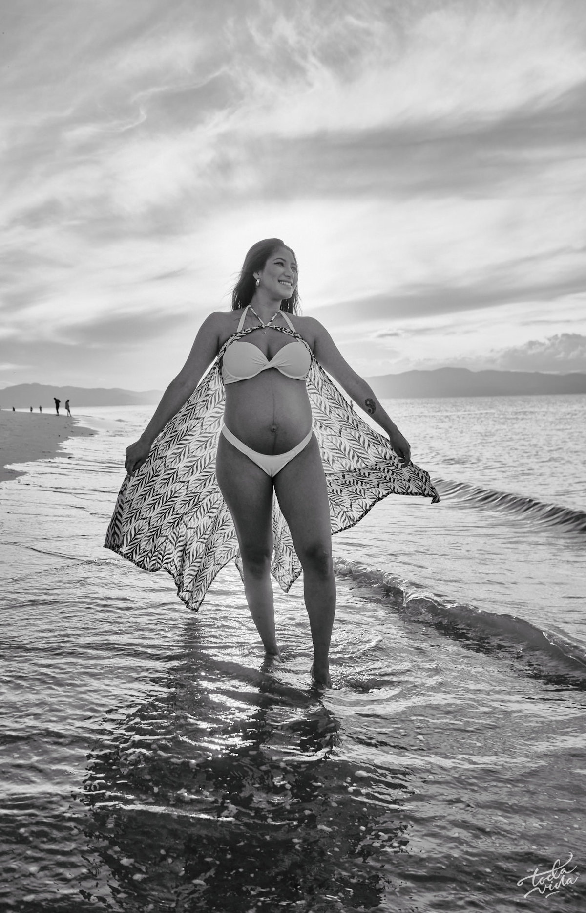 retrato lindo em preto e branco da grávida na sessão fotográfica na beira da praia