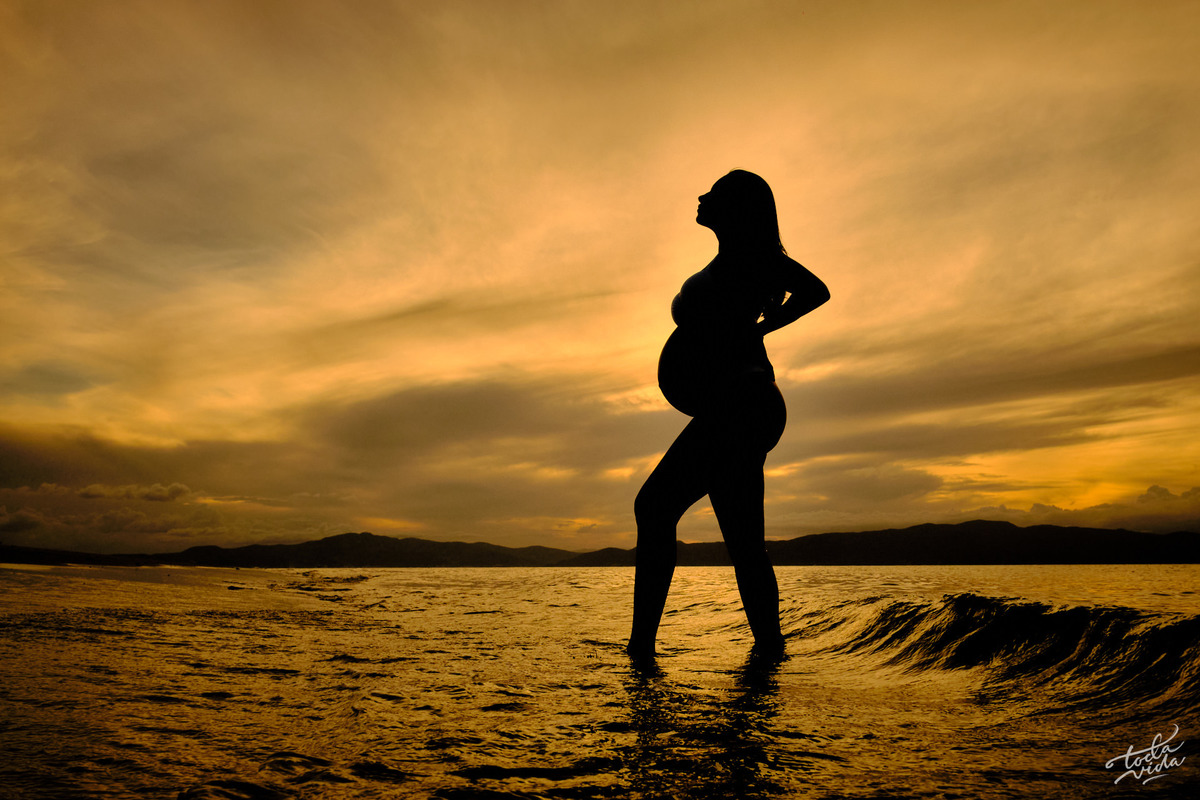 silhueta da gestante na praia da Daniela - sessão de fotos book de grávida toda vida fotografia
