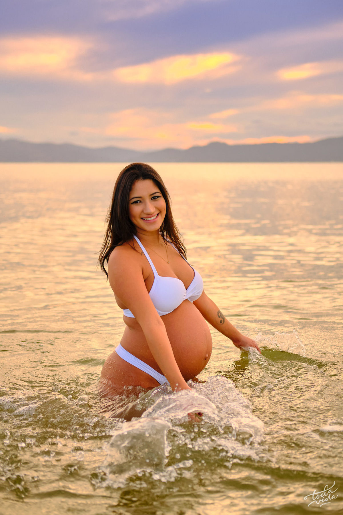 grávida brinca na água do mar na praia da Daniela no norte da ilha de Santa Catarina Floripa