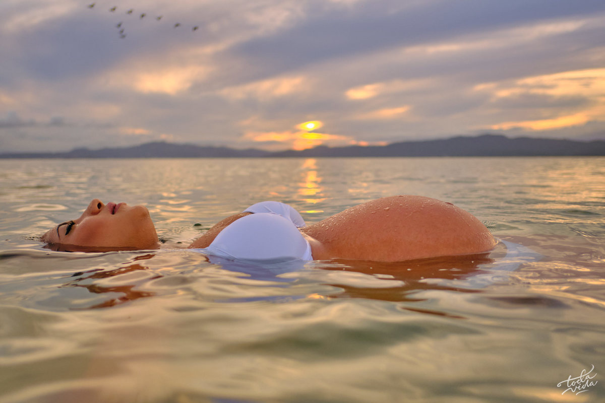gestante Hananda dentro d'água em sessão fotográfica de grávida na praia da Daniela em Florianópolis