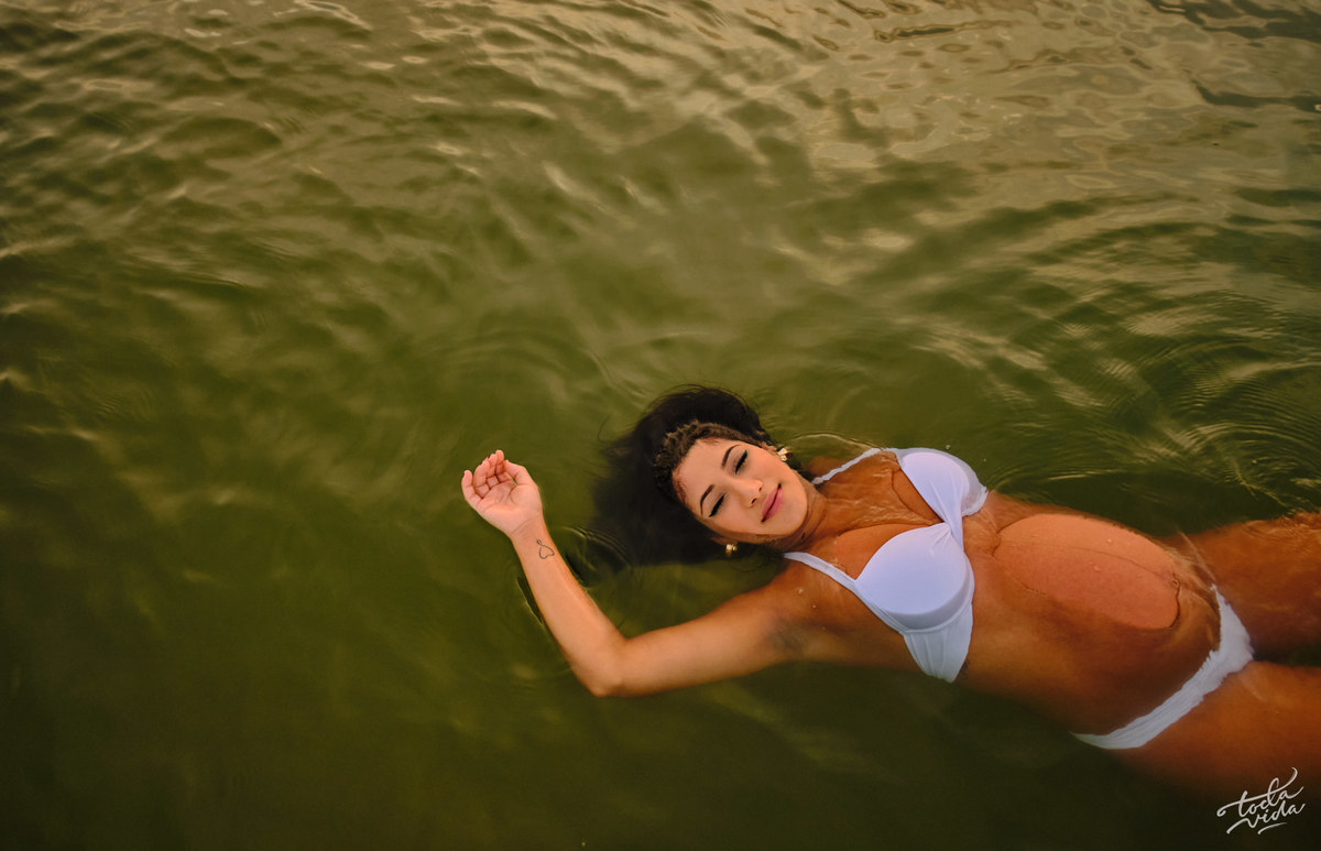 gestante Hananda boiando e curtindo sua sessão de fotos na praia em Floripa