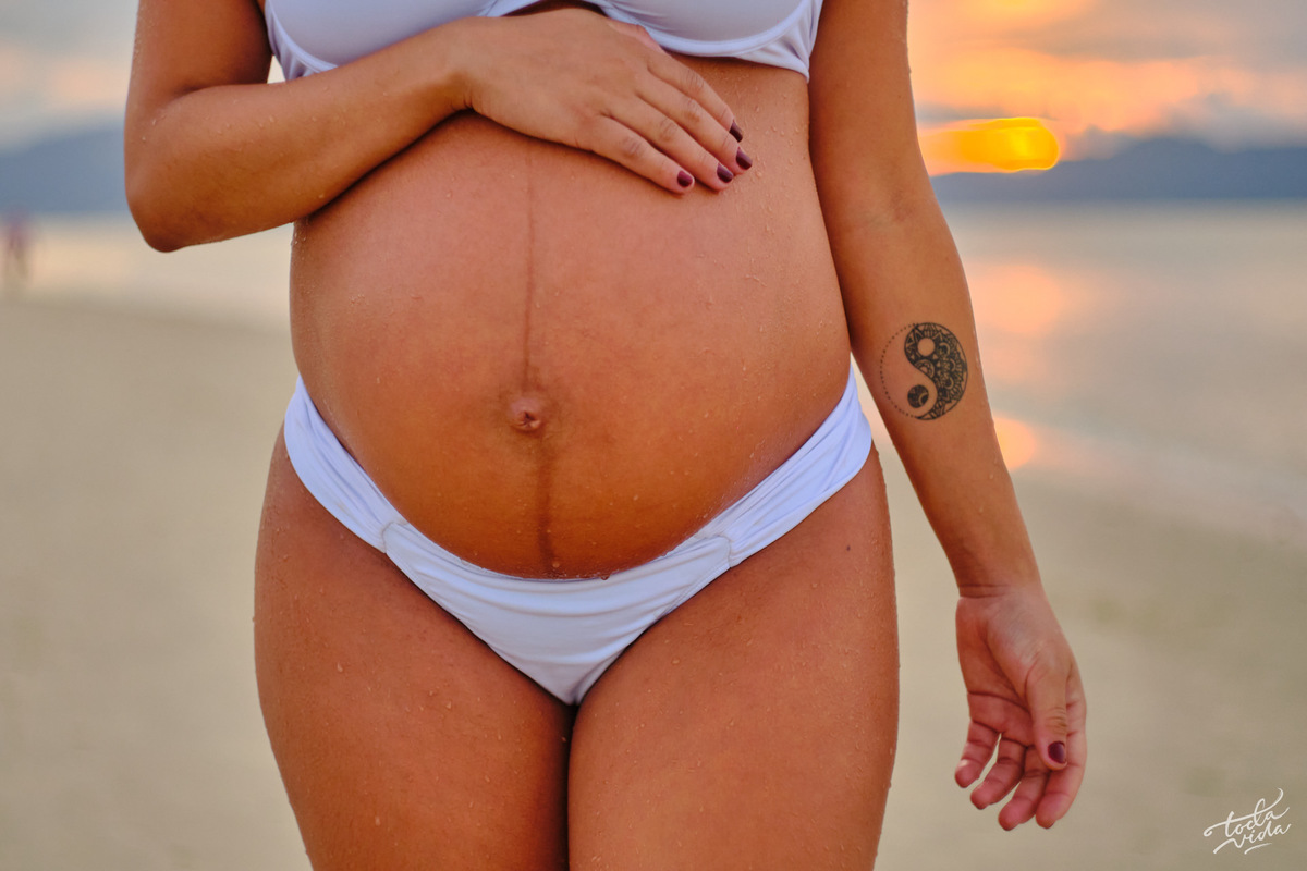 detalhe da tatuagem yin yang da gestante na sessão fotográfica book de fotos de grávida