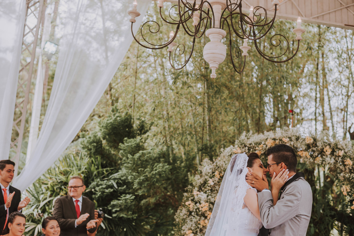 noivos 2019 Casamento 2020  almadden fotografia Casal detalhes hora do beijo