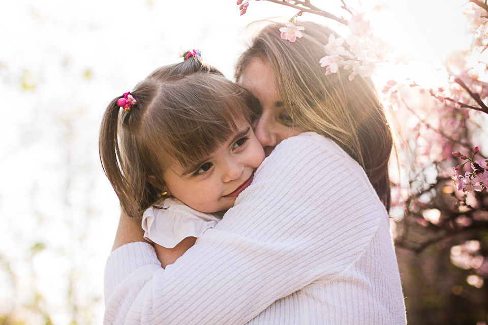 ensaio dia das mães, mãe, filha, parque, flores, Holambra, flor de cerejeira, cor de rosa, flores rosas, lifestyle, ensaio descontraído, ensaio divertido