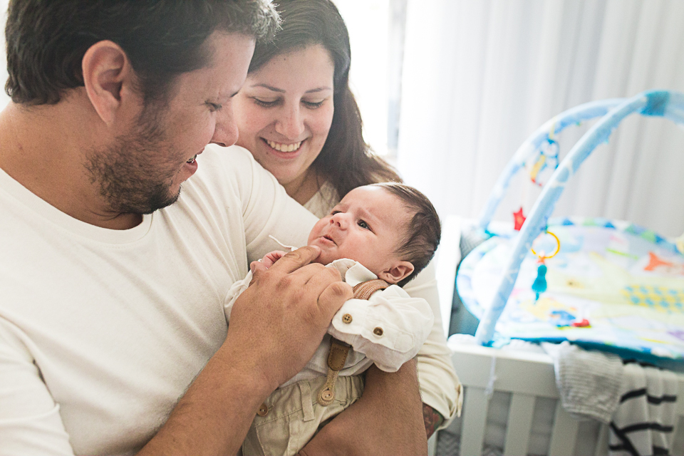 ensaio em casa, pet, newborn, natural, lifestyle, recém nascido, ensaio fotográfico, família, acompanhamento, 90 dias, fotógrafa lifestyle, fotografo premiado