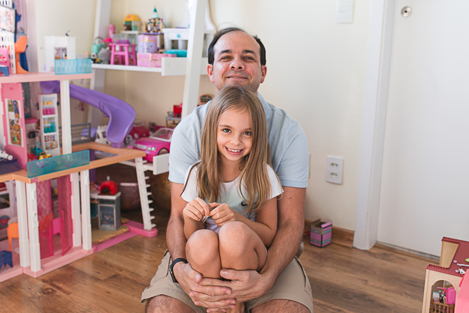 pai e filha, lifestyle, em casa, na sala, quarto de brinquedos, quartinho