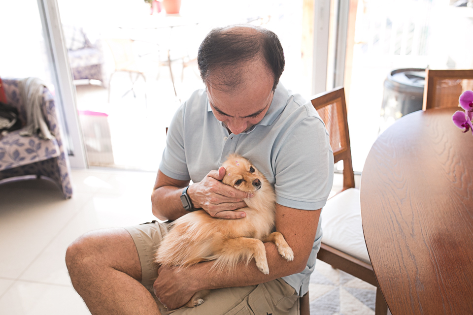 Pai e pet no sofá, dagnesi, spitz alemão, fêmea, lulu da pomerânea, apê, foto, sp