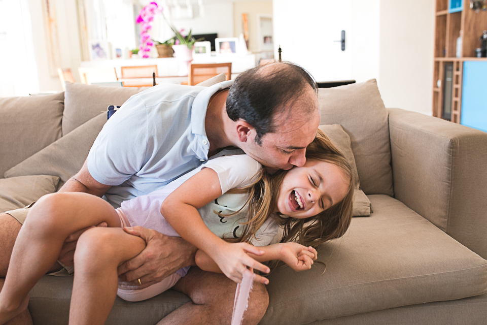pai e filha no sofá