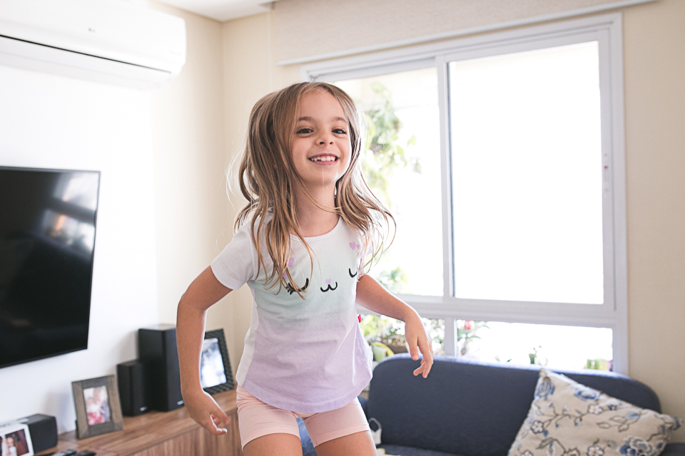 menina brincando na sala, vila romana