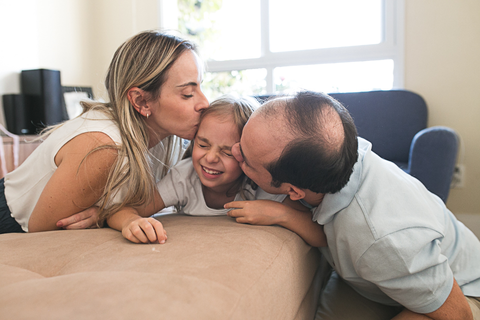 mãe e pai de menina, vila ipojuca sp, em casa