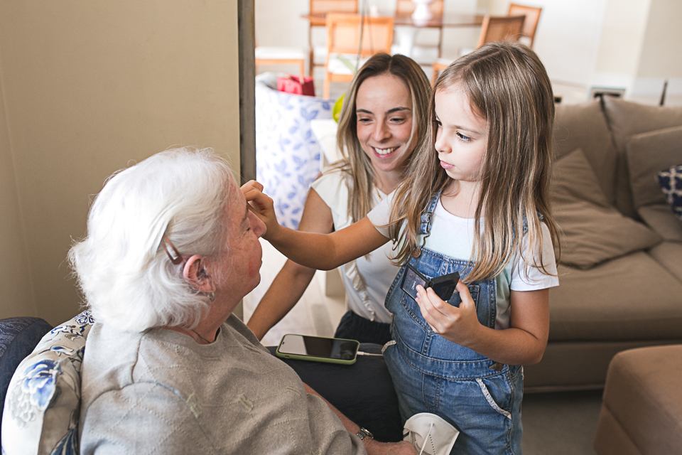 neta brincando com vovó