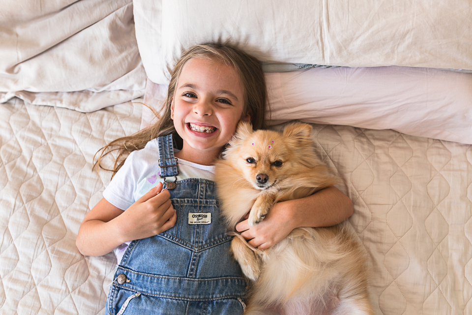 menina e cachorro, menina e cachorrinha, spitz alemão, lulu da pomerânea, foto em cima da cama