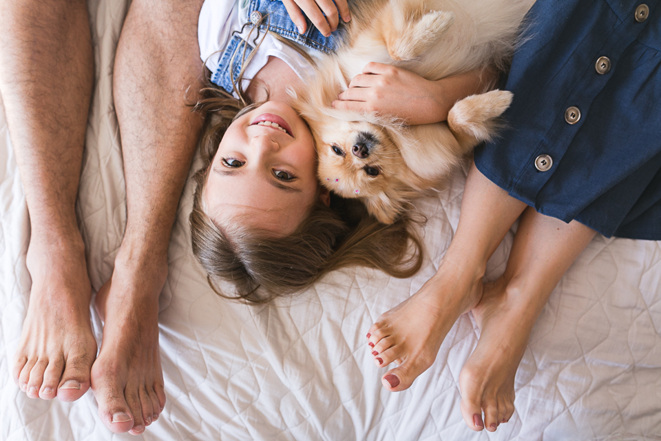 foto em cima da cama, bagunça em casa, foto de família, ensaio pet