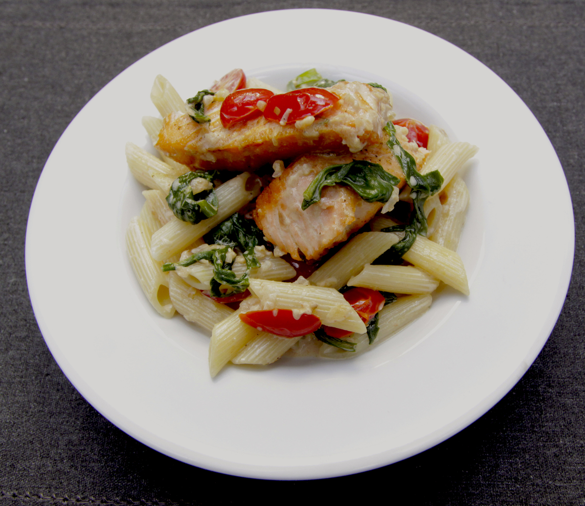 Salmão ao molho branco com pene