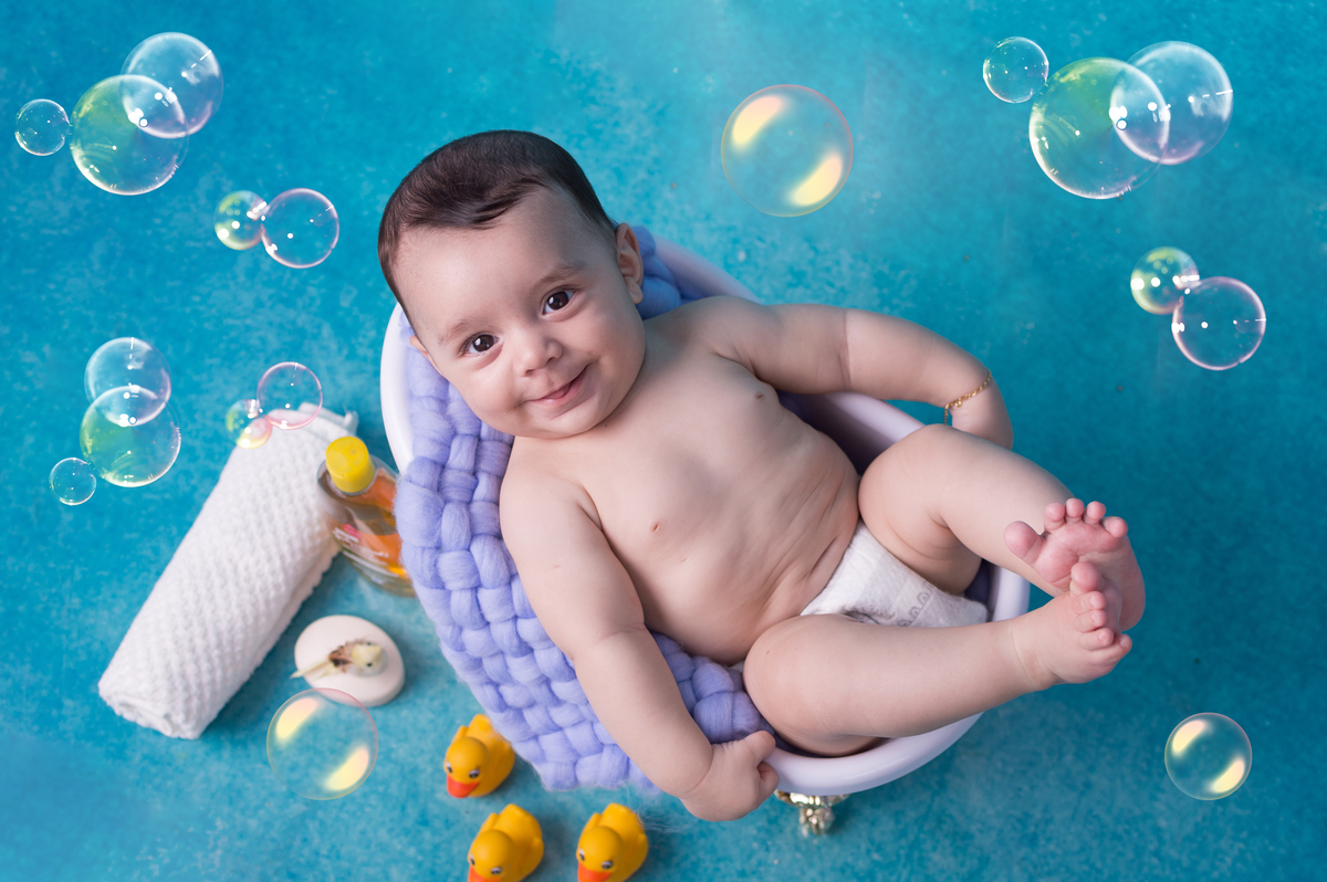 Ensaio acompanhamento mensal realizado em santo andré tema banheira com patinhos e bolhas de sabão