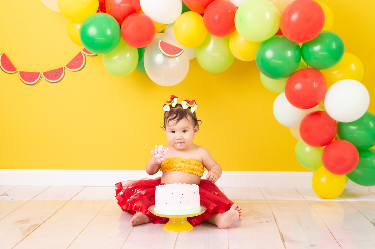 Luna em seu primeiro aninho, em seu ensaio smash the cake tema magali, realizado em estúdio sabrina cordeiro fotografia, localizado em santo andré são paulo