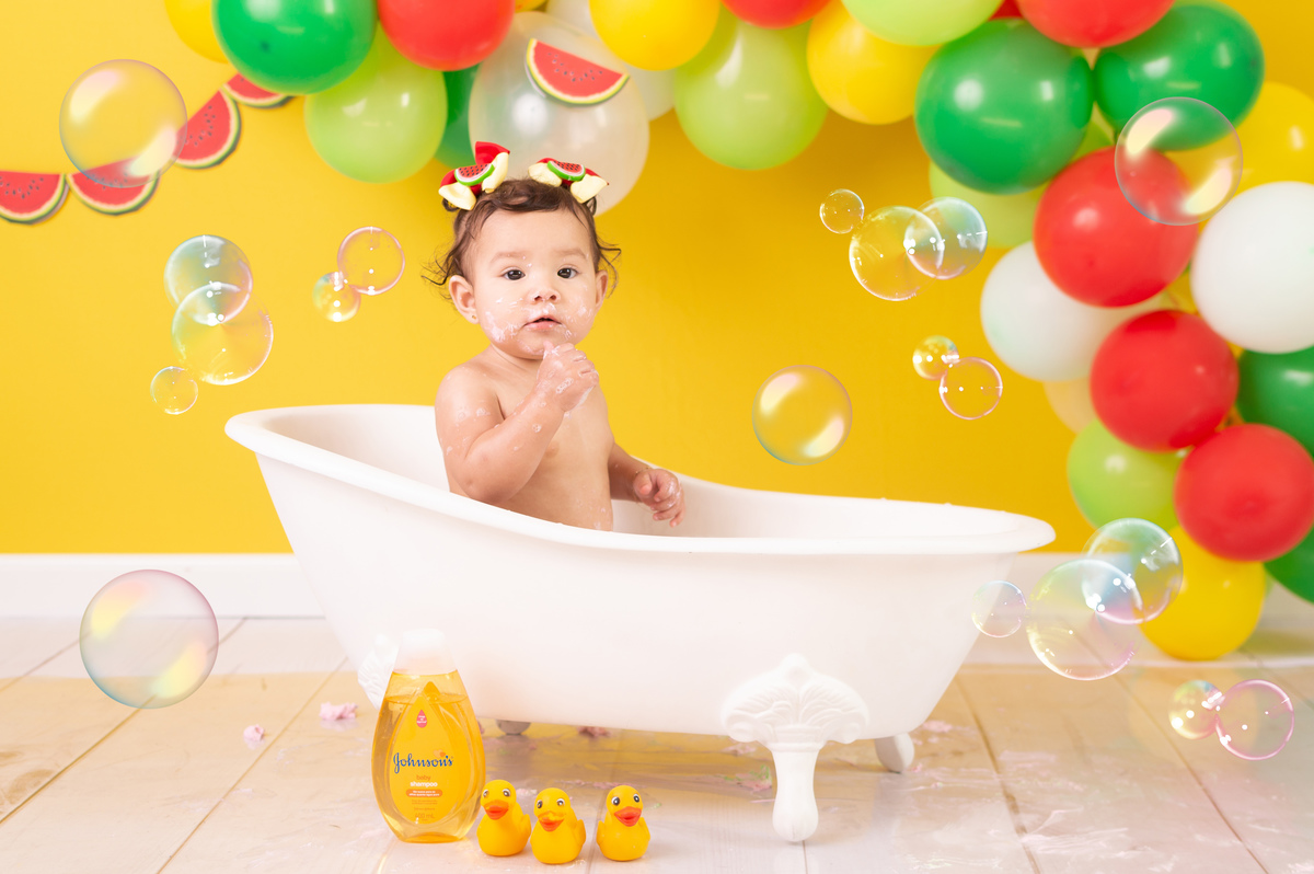 Ensaio a hora do banho, com espumas, decoração no tema magali e melancias