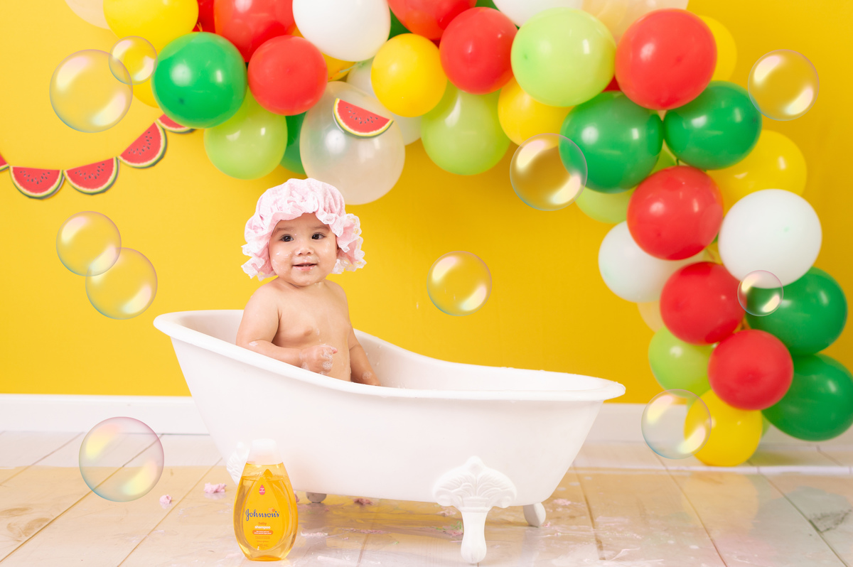 Ensaio a hora do banho, com espumas, decoração no tema magali e melancias, muita diversão