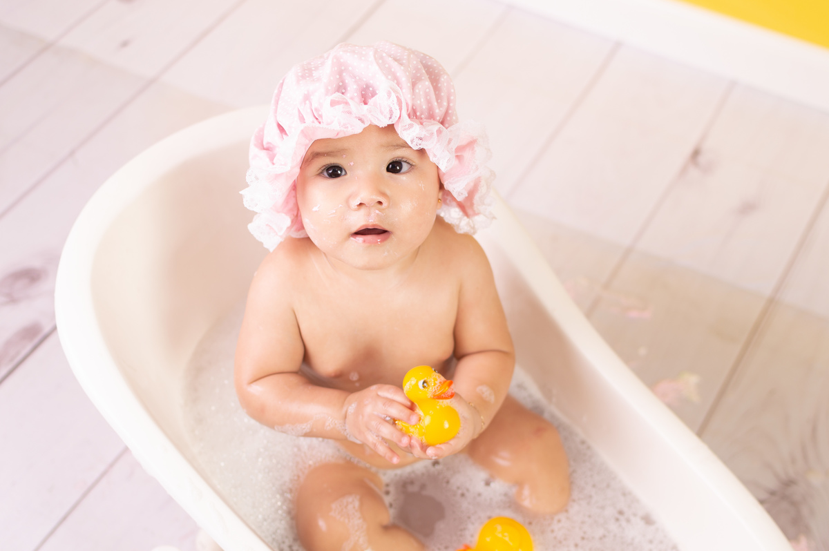 Luna em seu ensaio a hora do banho, splash com patinhos e touquinha de banho infantil