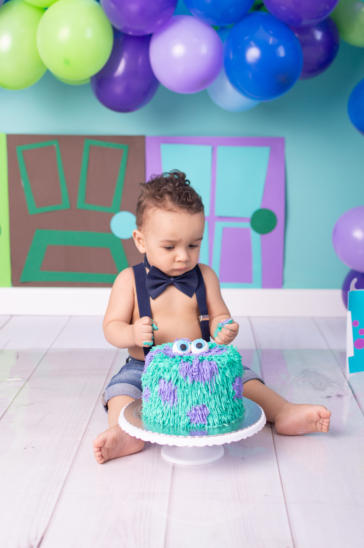 Miguel comendo seu bolo smash the cake monstros SA