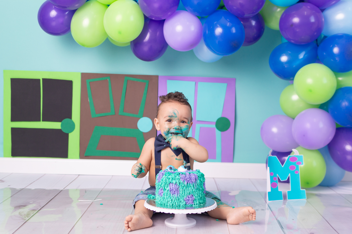 Monstros S.A foi o tema escolhido para o ensaio do miguel smash the cake para comemorar seu primeiro aninho de vida