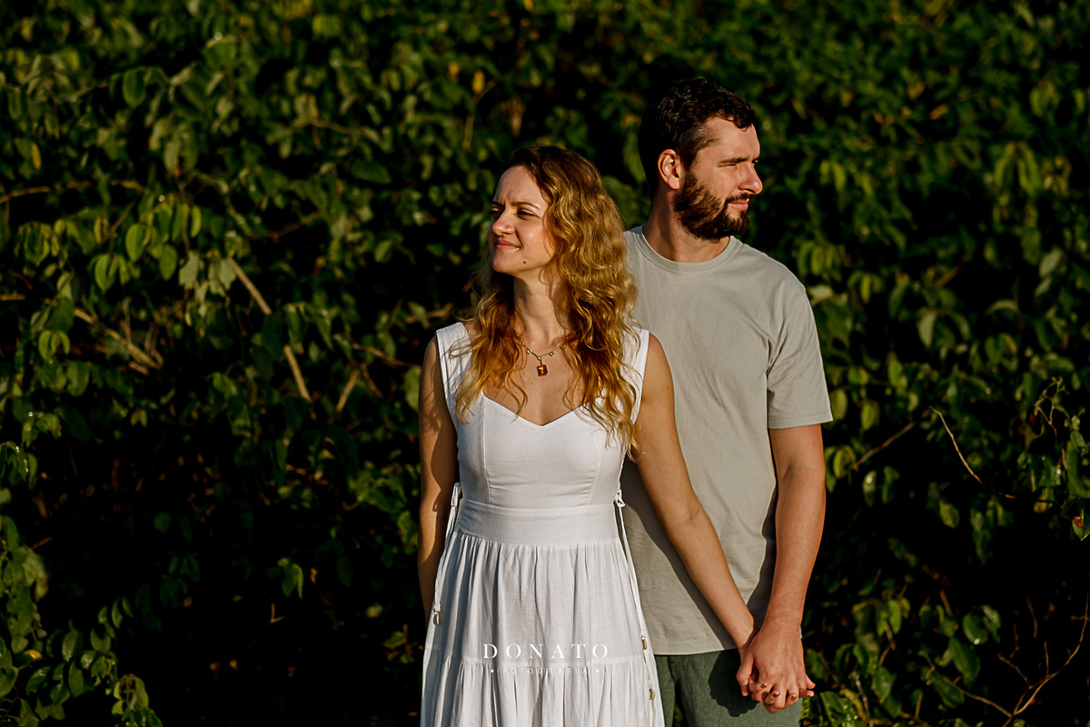 Ensaio de casal com fotos no nascer do sol na praia, pre wedding praia de bertioga, guaruja.
